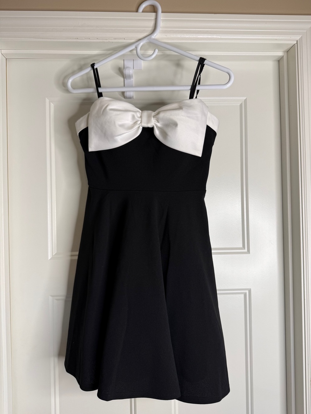 Juniors Elegant Black Dress with White Bow Accent, sz 3/4